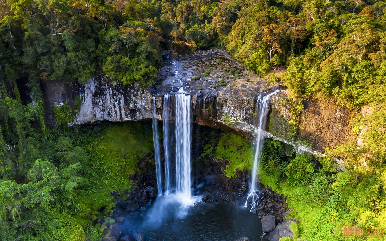 La beauté majestueuse de la cascade Hang En